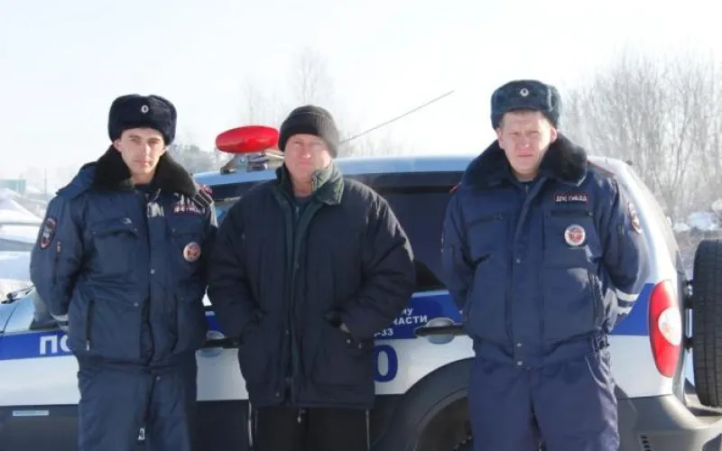 Полицейские помогли не замёрзнуть водителю в сорокаградусный мороз в Алтайском крае