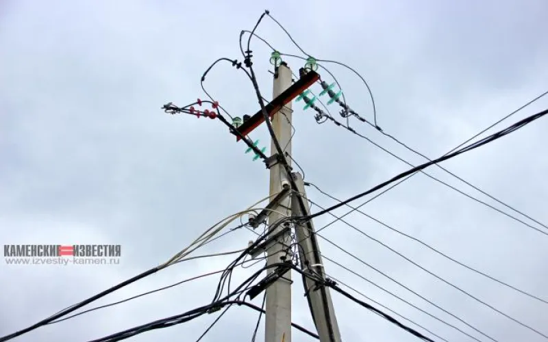 Остались без света: мусоровоз врезался в столб в Камне-на-Оби