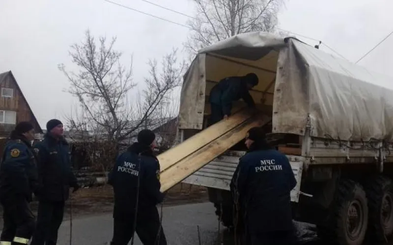 Спасательный отряд МЧС третий день работает в Затоне 