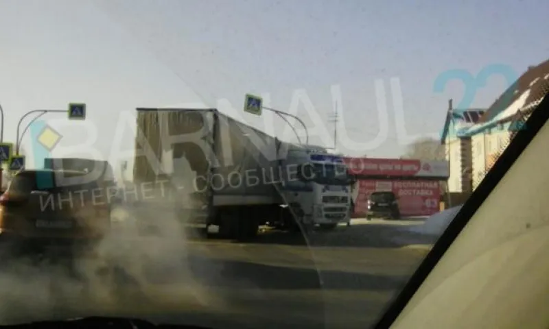 Фото: фура заблокировала проезд в Барнауле