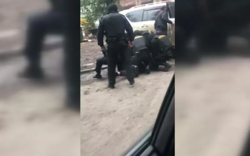 Вооружённый мужчина в Бийске вымогал у иностранца 2 млн рублей