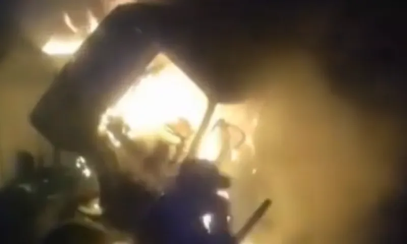 Появилось видео первых минут ночного пожара в Барнауле 