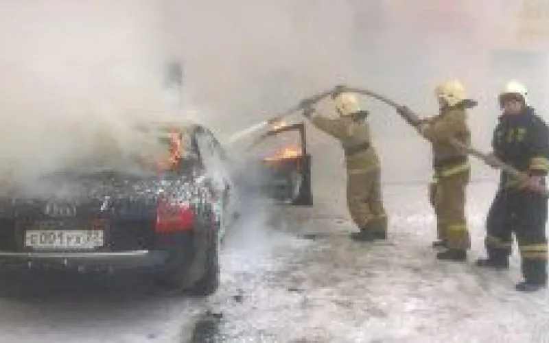 Машину в Рубцовске тушили 13 человек 