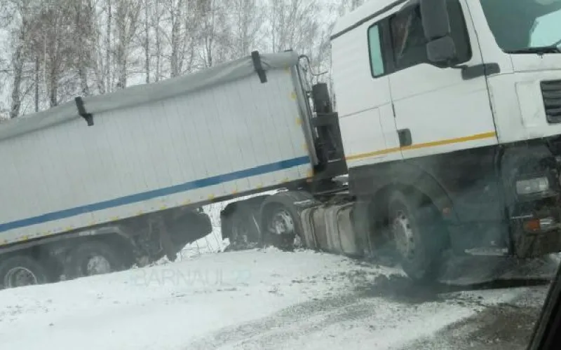 Грузовик снесло с трассы в Алтайском крае