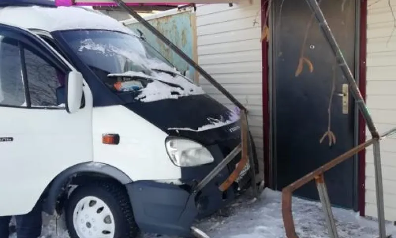 «Газель» смяла перила и едва не заехала в дом в Алтайском крае