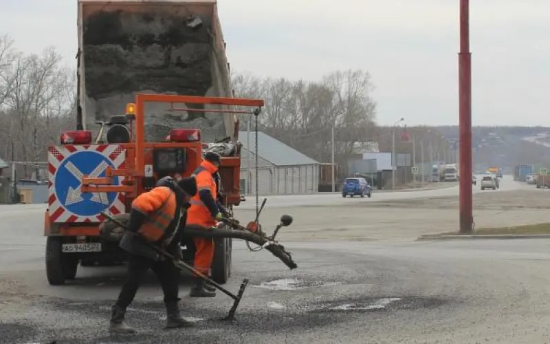 Сезон ямочного ремонта открыли барнаульские дорожники