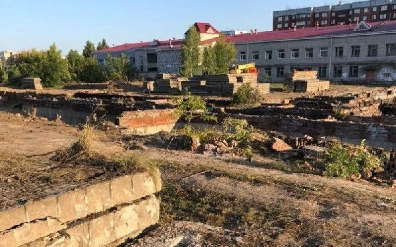 Заброшенную стройку в микрорайоне Мизюлинская роща демонтируют в Барнауле