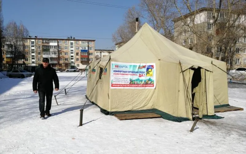 Жители Рубцовска голосуют на открытом воздухе