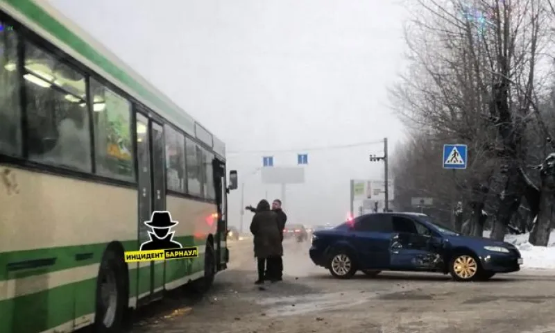 Столкновение пассажирского автобуса и автомобиля произошло в Барнауле