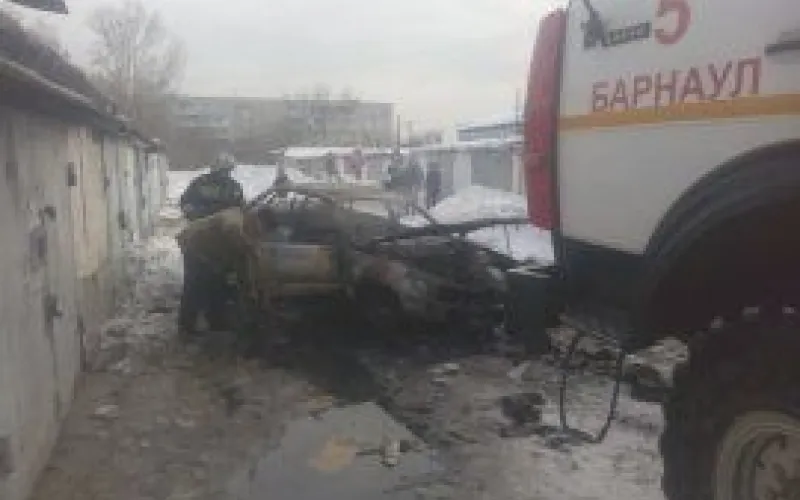 Легковушка полностью сгорела в Барнауле 