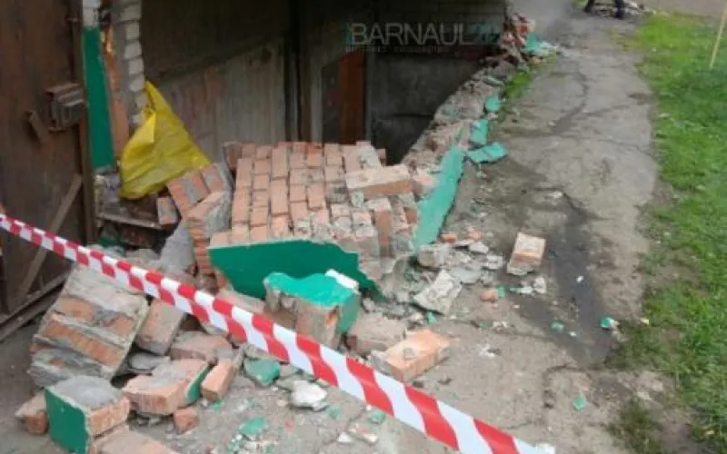 Автомобиль снес вход в подвал барнаульской многоэтажки