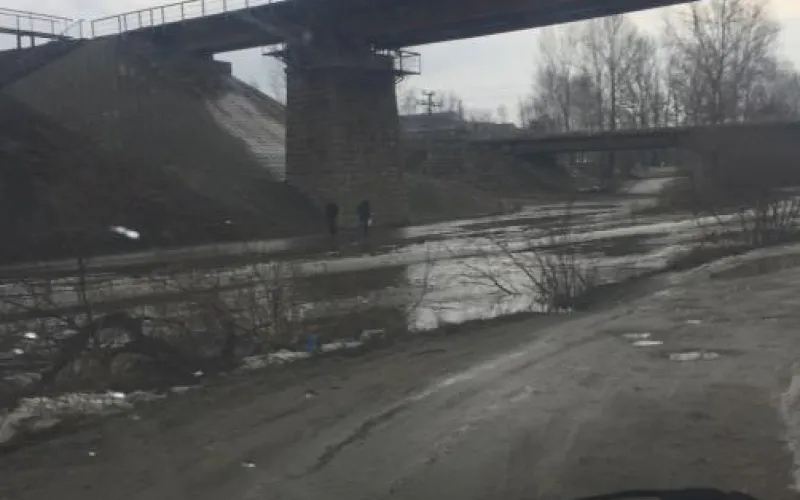 ГИБДД: движение на оживлённой барнаульской дороге перекрыли из-за паводка 