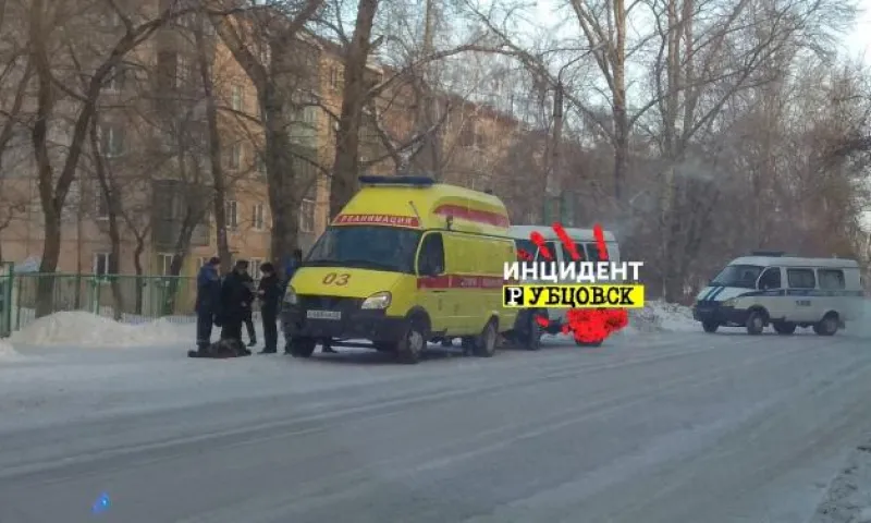 Труп женщины обнаружили на улице в Алтайском крае