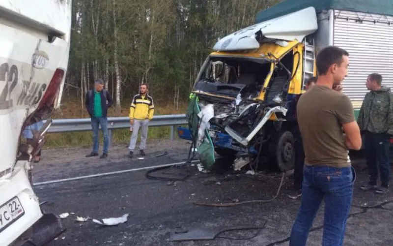 Грузовик врезался в рейсовый автобус на алтайской трассе 