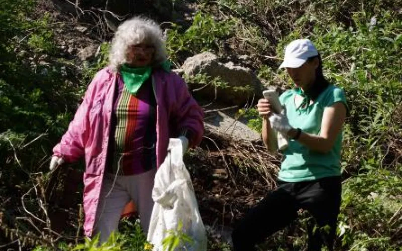 Берег реки Барнаулка чистят на средства президентского гранта 