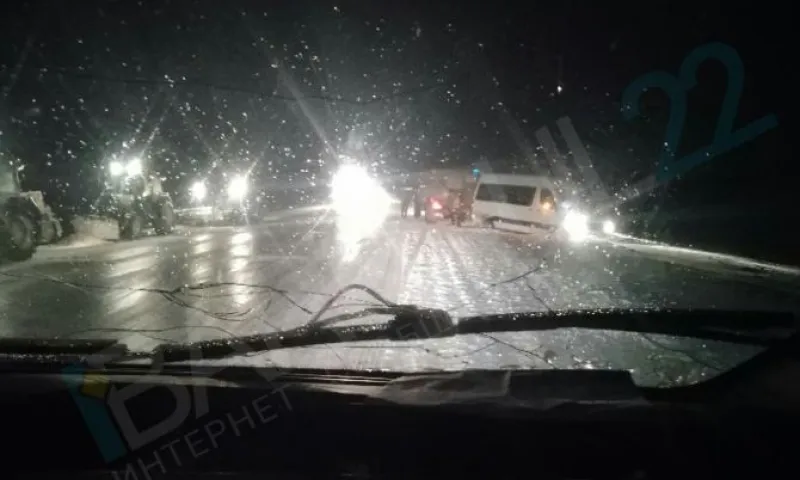 Микроавтобус слетел в кювет на трассе в Алтайском крае