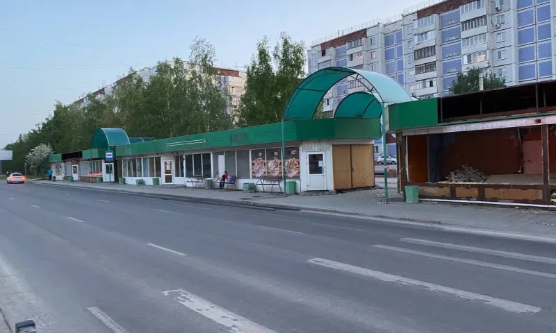 Киоски демонтируют на остановке «Цветочная» в Барнауле