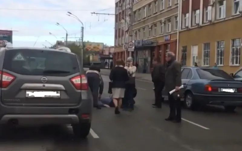 Водитель BMW сбил женщину в центре Барнаула