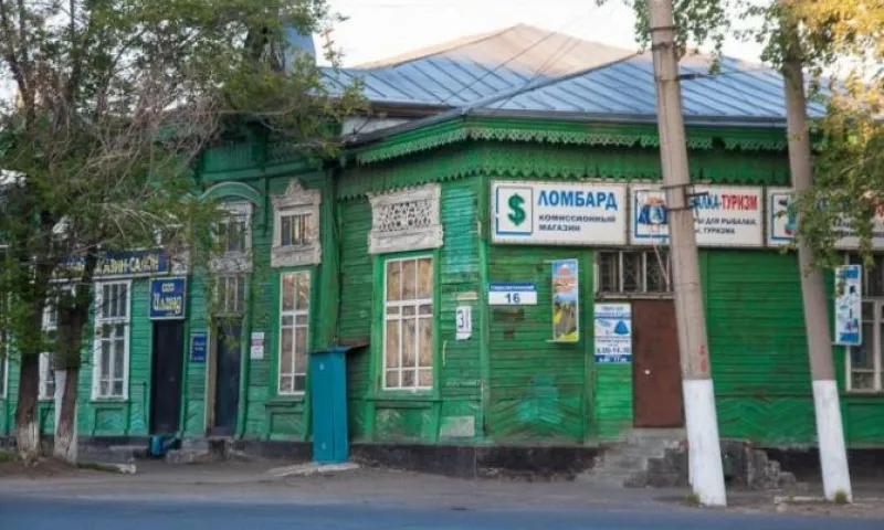 Исторический памятник Контора купца Морозова сгорел год назад в Барнауле