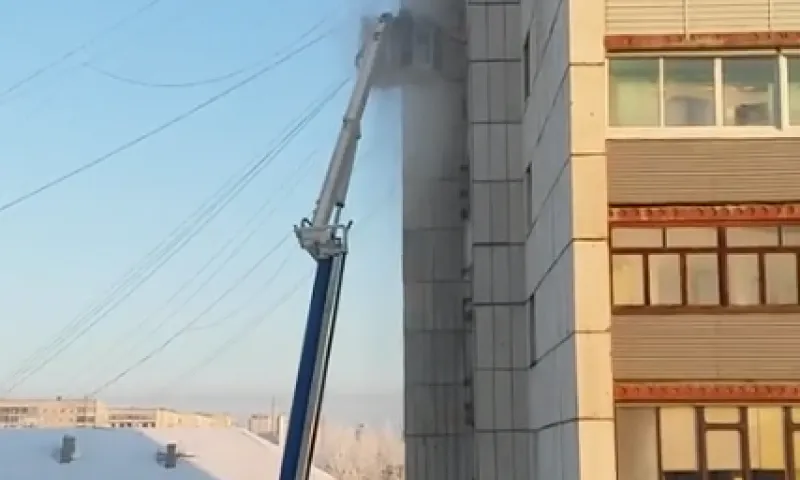 Очевидцы: пожар в жилом доме в Барнауле