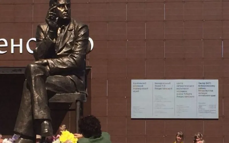 Памятник Роберту Рождественскому открыли в Косихе 