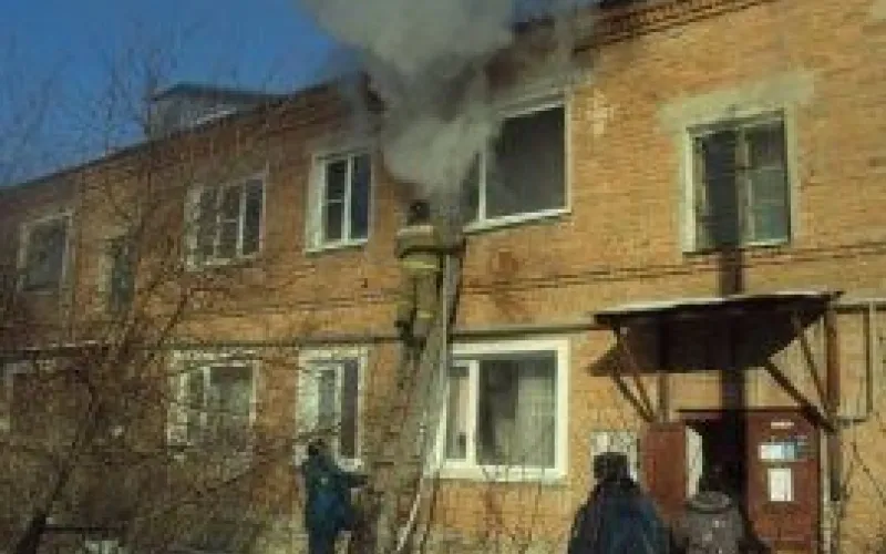 Квартиру в Алтайском крае тушили 12 пожарных