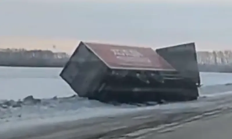 Очевидцы: грузовик слетел в кювет в Алтайском крае