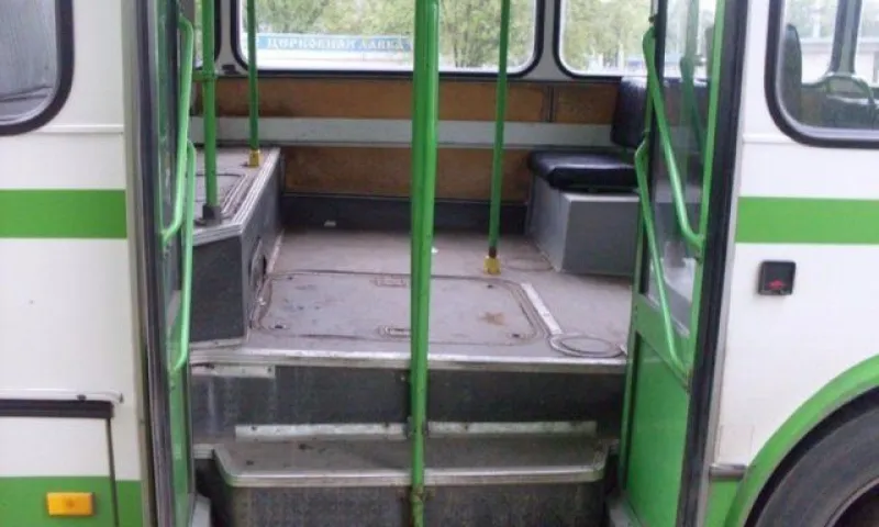 Женщину с ребёнком зажало в автобусе в Бийске