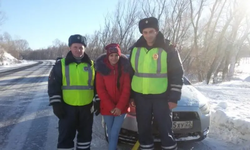 Сотрудники ГИБДД спасли девушку, слетевшую с дороги в кювет в 30-градусный мороз, в Алтайском крае