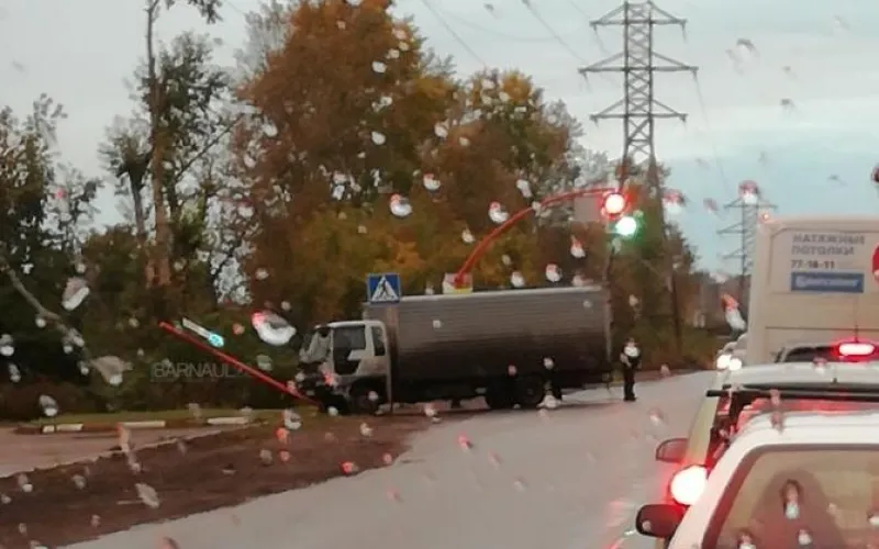 Грузовик снёс светофор в Барнауле