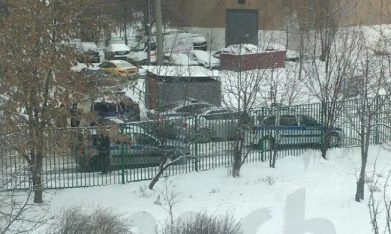 Учеников московской школы частично эвакуировали из-за старшеклассника, который пришёл с ножом