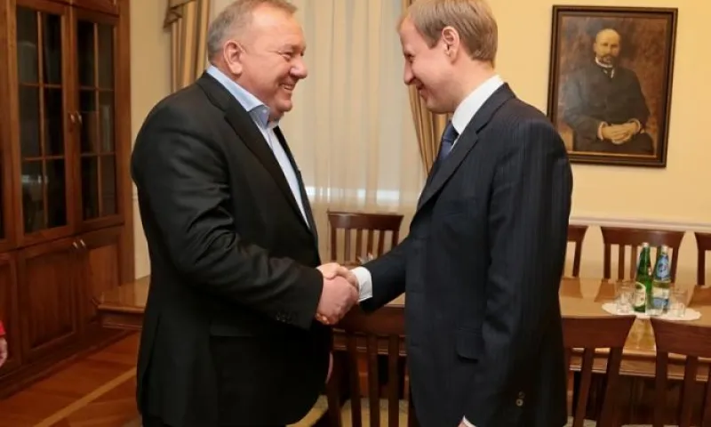 Губернатор Алтайского края Виктор Томенко провел рабочую встречу с Героем России Владимиром Шамановым