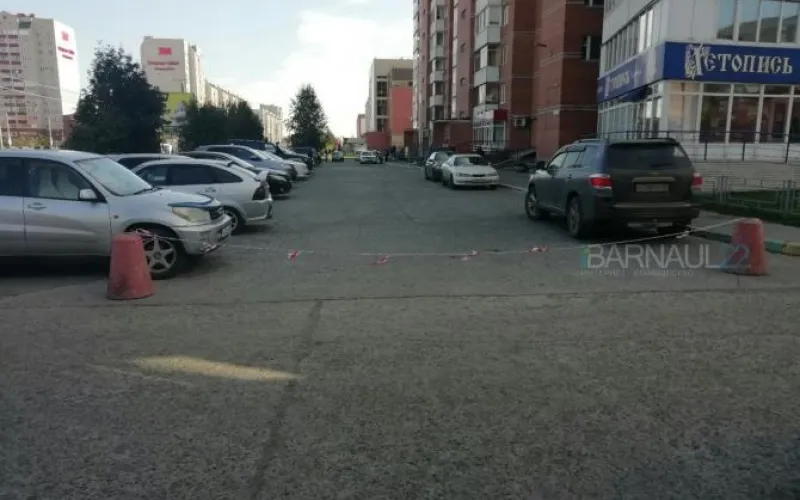Барнаульцы жалуются на перекрытый проезд во двор многоэтажки