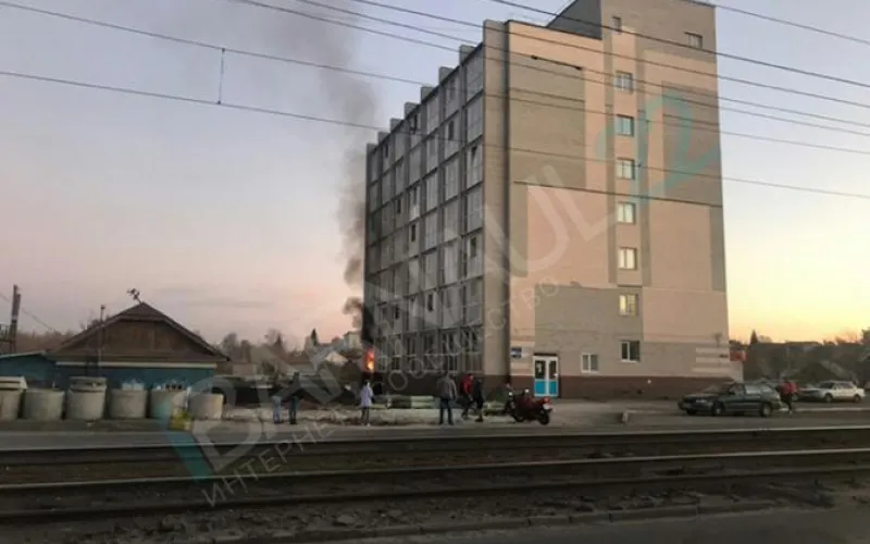 Загоревшуюся квартиру в Барнауле тушили 12 пожарных