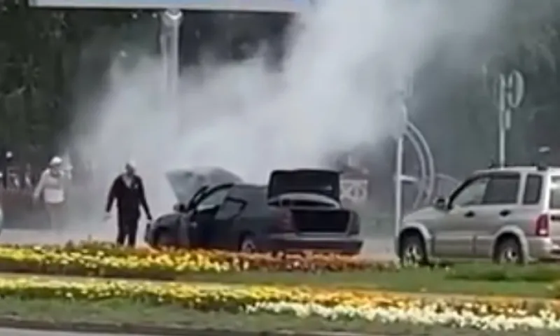 В центре Барнаула загорелся автомобиль