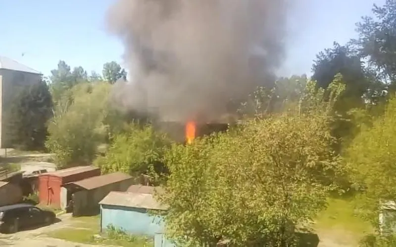 Деревянный многоквартирный дом горит в Бийске 