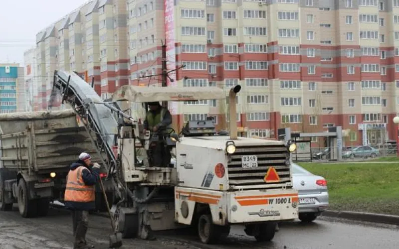 Текущий ремонт дорог продолжают в Барнауле 