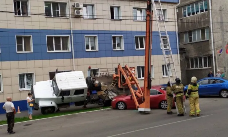 В МЧС рассказали подробности о падении автовышки в Барнауле
