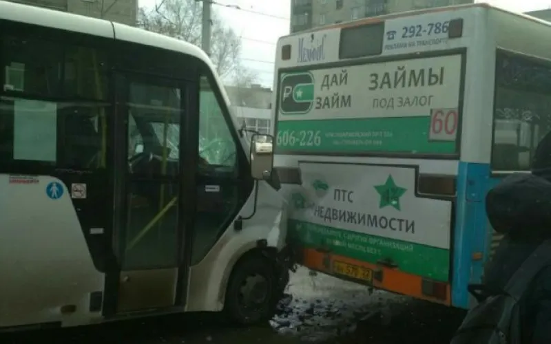 Пассажирские автобусы столкнулись в Барнауле
