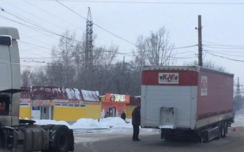 Фура потеряла прицеп во время движения в Барнауле 