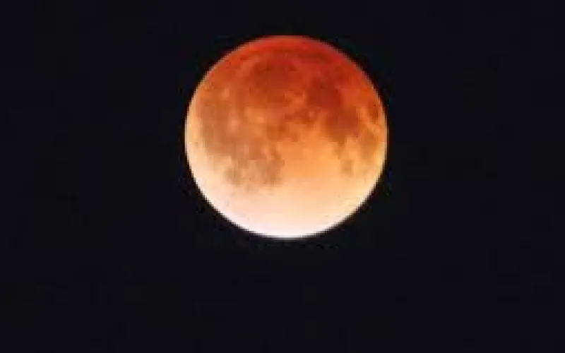 Багровое лунное затмение в эти минуты могут наблюдать жители края
