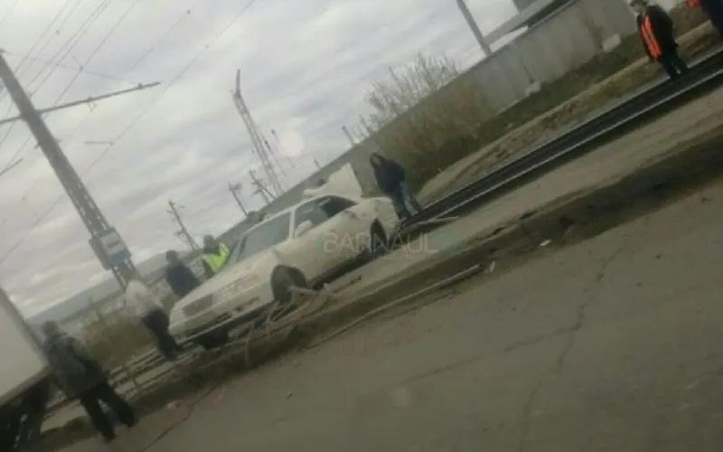 Автомобиль вылетел на трамвайные пути в Барнауле 