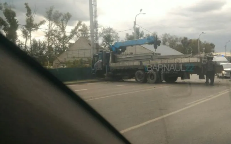Колеса оторвало у грузовика в Барнауле
