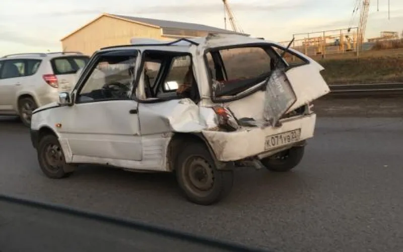 КамАЗ смял «Оку» в Барнауле 