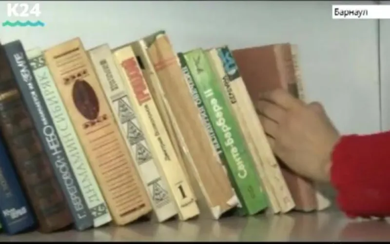 В книжном шкафу на железнодорожном вокзале появилась литература военной тематики