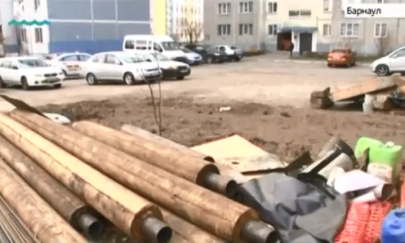 Жителям барнаульской многоэтажки вместо установки окон предложили лампочки