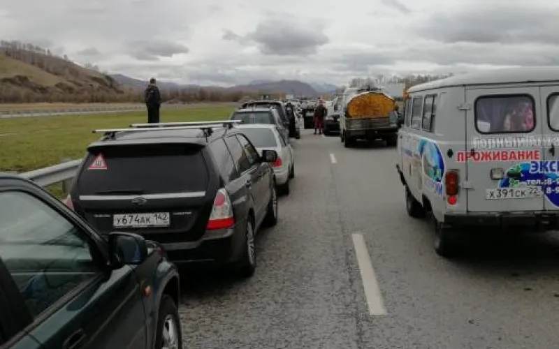 Большая пробка собралась на федеральной трассе на Алтае 