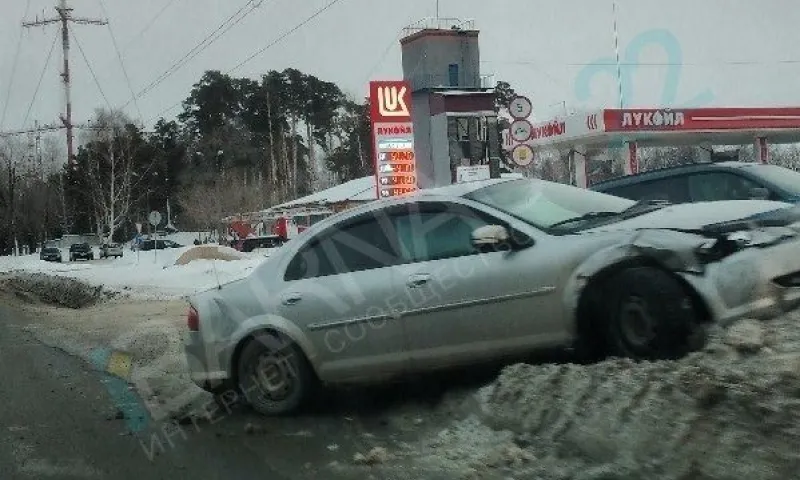 Иномарка влетела в сугроб в Барнауле