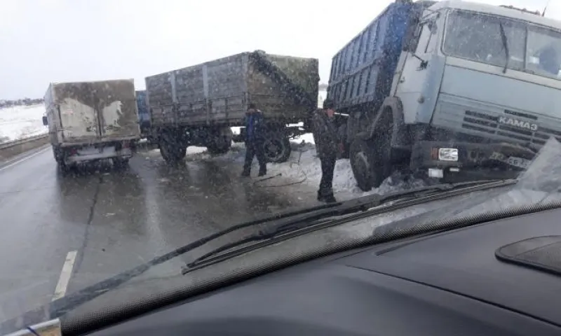 КамАЗ с прицепом слетел с трассы в Алтайском крае