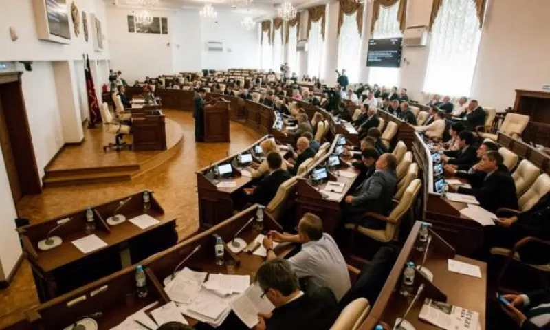 Губернатор Виктор Томенко и председатель АКЗС Александр Романенко поздравили жителей Алтайского края с Днем российского парламентаризма
